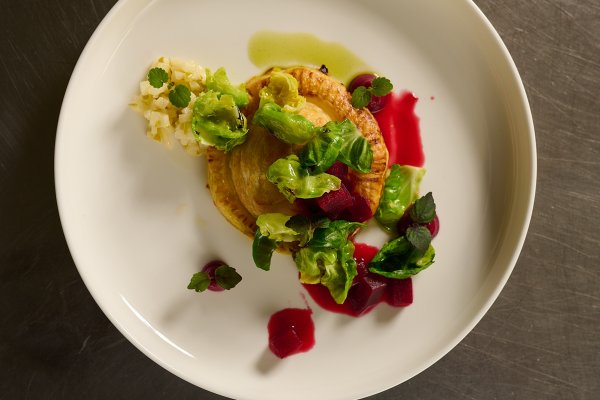 Fromage de chèvre de Meiringen en croûte de pâte feuilletée, accompagné de choux de Bruxelles et de betterave.