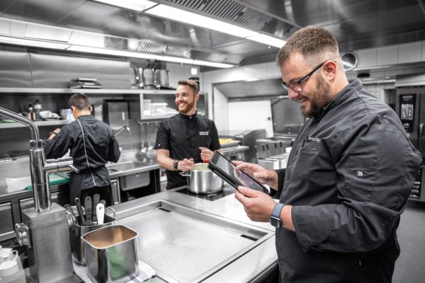 L'équipe de cuisine d'Enrique compte douze employés et six apprentis.