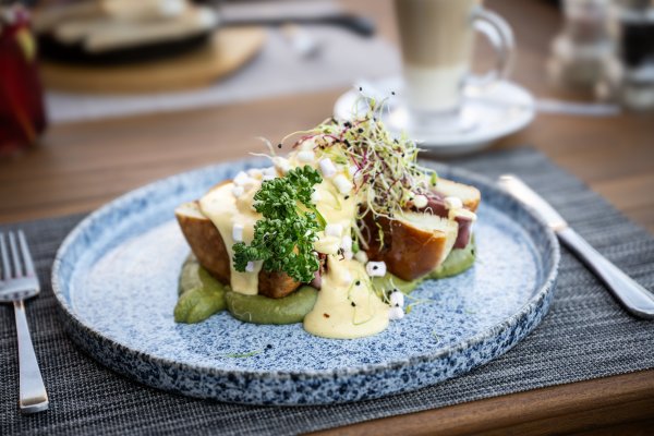 Der deftige Brunch-Klassiker «Pastrami-Dream»: erstklassiges Pastrami im knusprigen Bun auf einer Avocadocrème, gekrönt von einem mit Käsesauce übergossenen pochierten Ei.