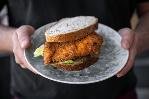 Extrem beliebt: der «Holzofe-Znüni-Hit»: ein frisches Schnitzelbrot mit Fleisch aus der Region.