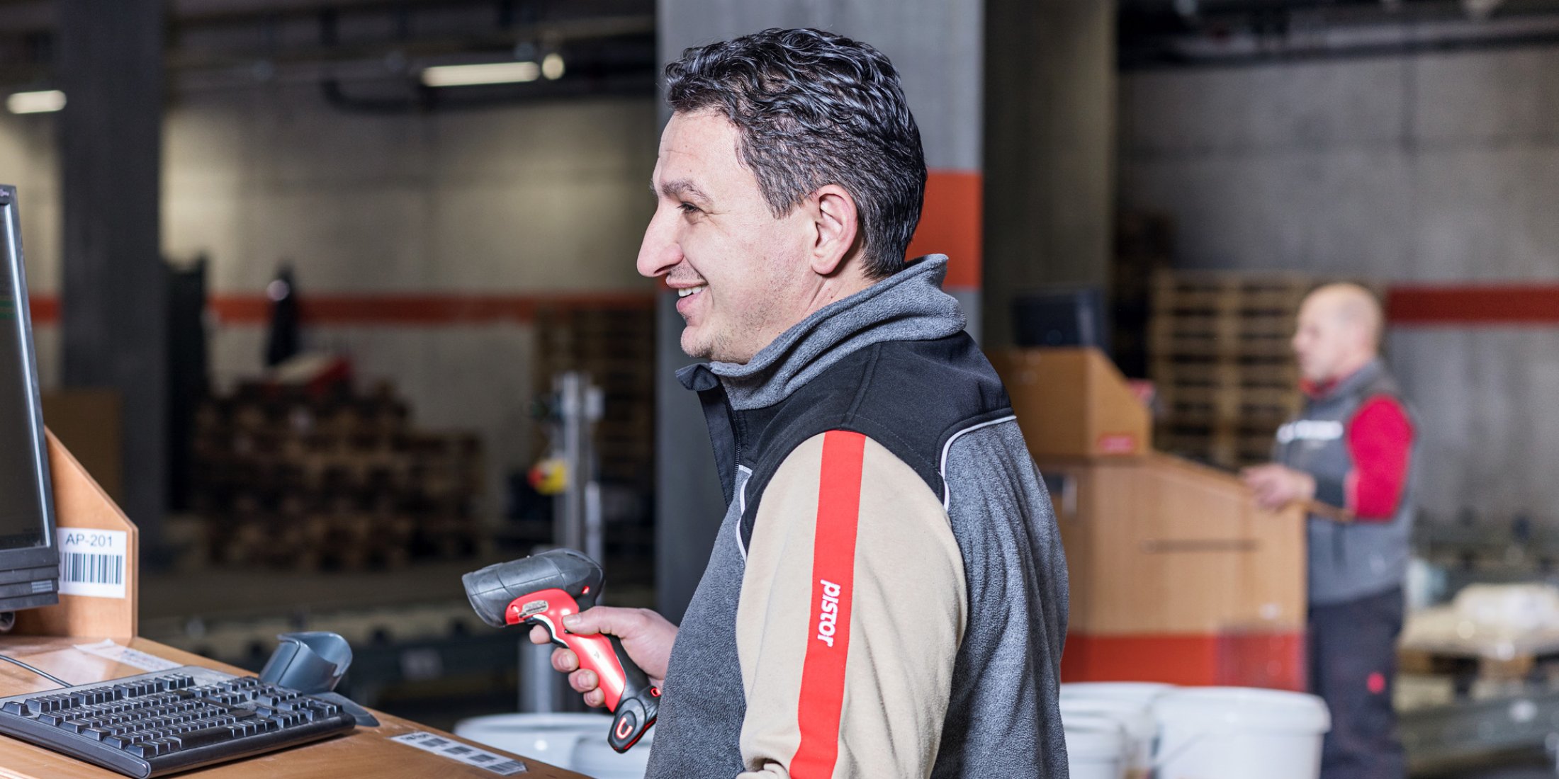 Mitabeitender Logistik Pistor AG am Bildschirm
