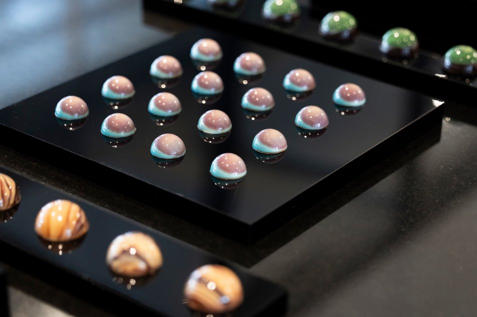 chocolate academy pralineauswahl in schwarzer verpackung