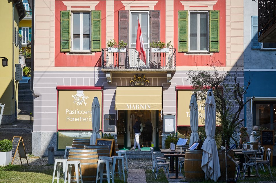 Blog zu Besuch Marnin Cafe von Aussen an der Piazze mit Gartenterrasse