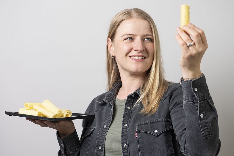 blog kaesebuffet barbara vogel mit kaese in der hand