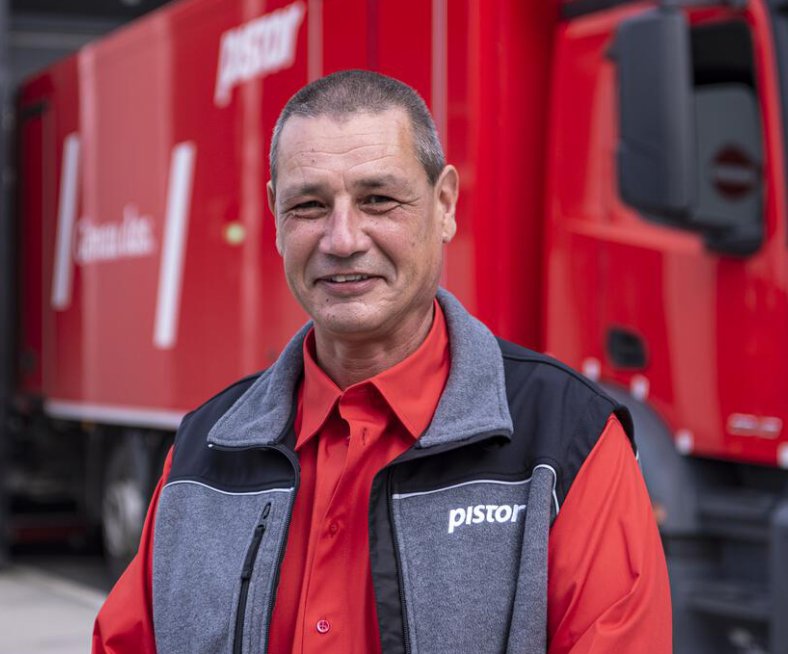 Fahrercoach Roger Teufer vor Pistor LKW