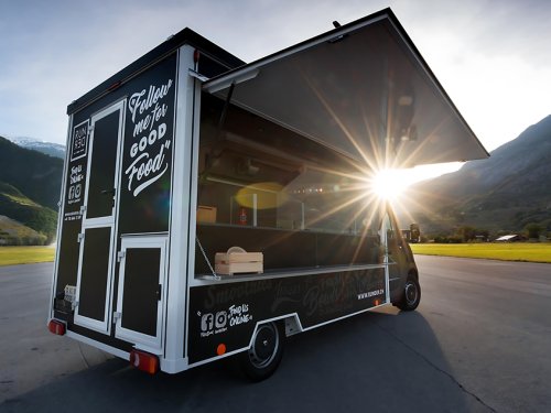 runder foodtruck im Sonnenlicht