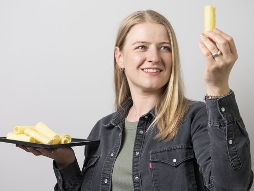 blog kaesebuffet barbara vogel mit kaese in der hand